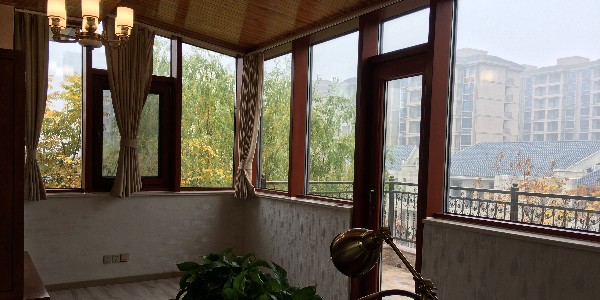 香港警察撐住！定制鋁包木門窗會像你們一樣堅固